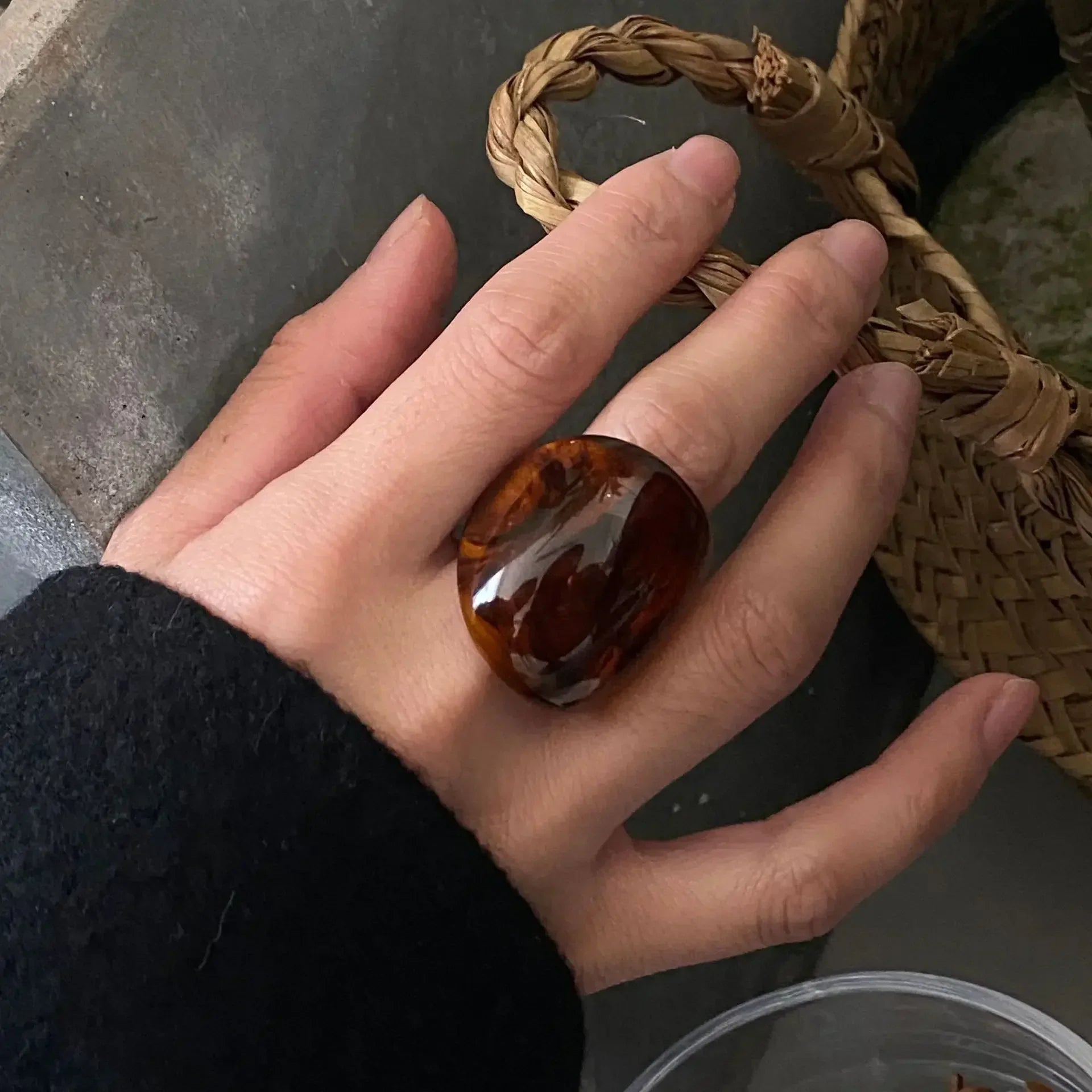 New Vintage Trendy Large Finger Rings for Women Exaggerated Amber Color Resin Temperament Geometric Finger Ring Punk Jewelry