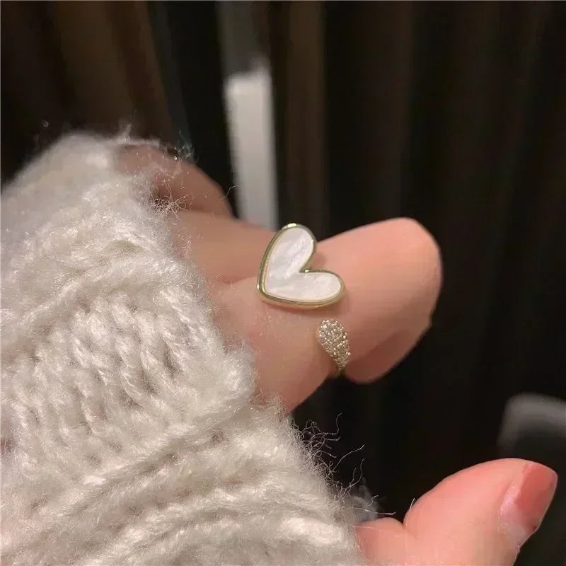 Vintage Originality String of Beads Elastic Cord Heart Shape Shell Pendant Rings for Women Elegant Round Bead Rings Jewelry Gift